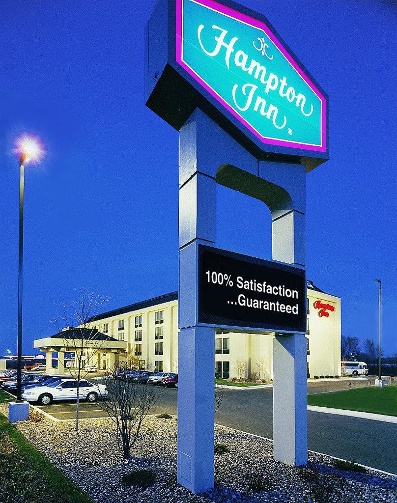 Hampton Inn Appleton-Fox River Mall Area Buitenkant foto